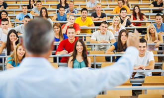 Hochschulmitgliedschaft bei der tekom Eine Studentengruppe sitzt vor dem Dozenten.