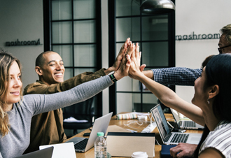 Studentische Mitgliedschaft kostenlos Vier junge Menschen geben sich ein High-Five.